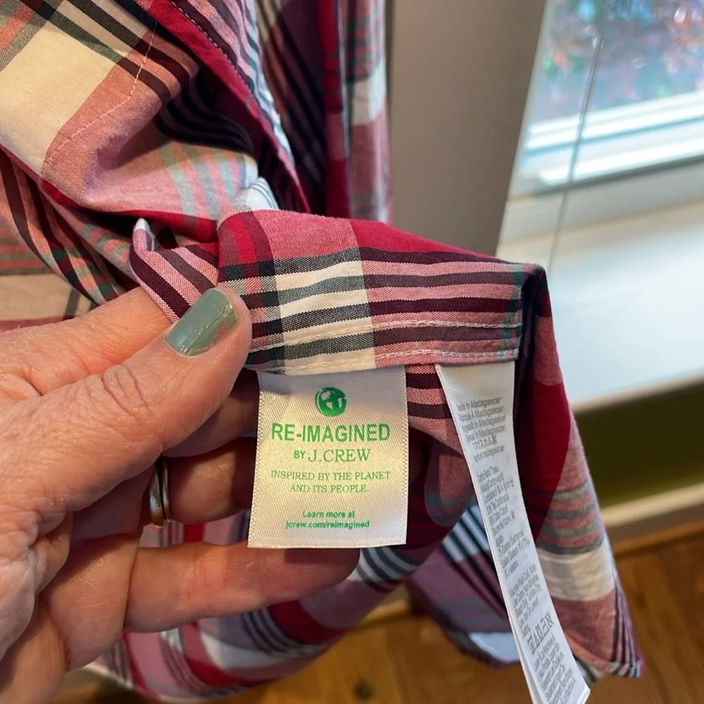 Preppy and perfect for spring. JCrew dress shirt. Men’s small. Plaid pattern